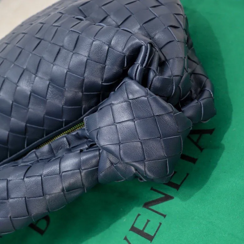 Batch 1460 BV Bottega Veneta 2022 Early Spring New Ladies Medium JODIE Handbag BV Bag 🔥The new method is to round the corners on the original basis and knot the round hobo bag with classic woven leather. The most iconic triangular pull-out design, using sheepskin draped soft shape, is super suitable for concave shapes~ Jodie feels really gentle to people, and is definitely the best item for daily matching. It has the same weave, new elements and twists, and is versatile. It is the new favorite of street style Internet celebrities! Size: 36*21*13 Model: 6697